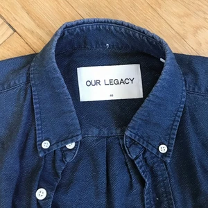 Our legacy jeanskjorta - Mörkblå our legacy jeansskjorta storlek 48 (S-M) jätte bra skick och kvalite, insnitt och hälla på ryggen.