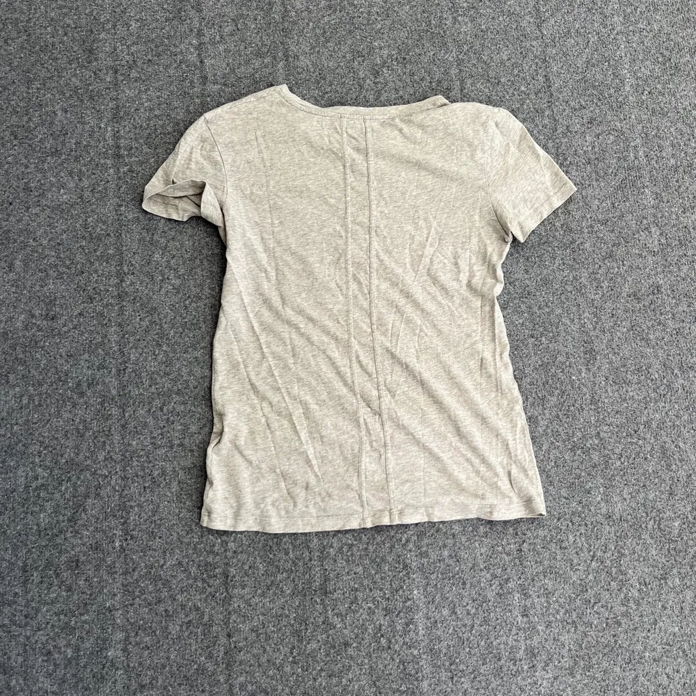 En lätt enkel t-shirt äkta från Calvin Klein. Storlek xs sen men funkar bra som S. T-shirts.