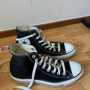 Svarta Converse - I gott skick