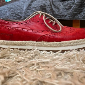 Ten points skinnskor  - Röda ren points skinnskor i nyskick, endast använda en gång. Kan skickas med postnord ca 69kr.