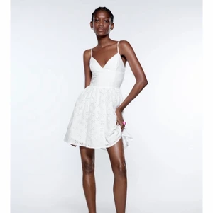 Zara klänning - Aldrig använd. Vit zara klänning. Köpte nyss och aldrig använd bara testad. Jättefin och somrig. Säljer pga fel storlek. Köparen står för  frakt💞 skriv för mer bilder!