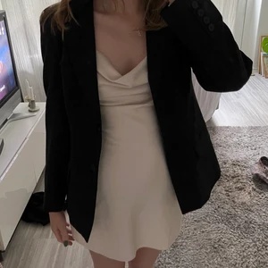 Slipdress  - Slipklänning från Nastygal. Aldrig använd med lappen kvar i puderrosa/ beigerosa färg. Fin skurning där fram - cowl neck. I storlek small. :) 