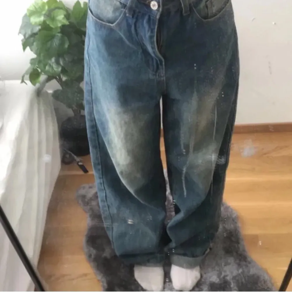 Baggy jeans i bra skick men lite slitna i nedre delen, dock märker man det inte om man inte kollar noga! :)    Första bilden är lånad :). Jeans & Byxor.