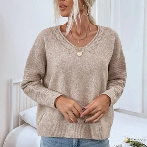 Ny Stickad tröja - Jättehärlig stickad oversize beige tröja. Helt ny i förpackning. St M. Kan samfrakta med mina andra annonser. 