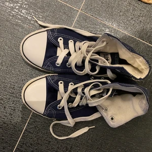 Mörkblåa converse - Mörkblåa Converse i relativt bra skick. Säljer pga för små. De har inga sulor men man borde bara kunna stoppa i ett par från några andra skor. Skriv vid frågor. Möts upp i sthlm eller så står köpare för frakt