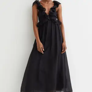 Säljer denna klänning från HM. Slut på hemsidan. Strl S. Extremt fin, aldrig använd. Säljer pga redan har massor av svarta klänningar