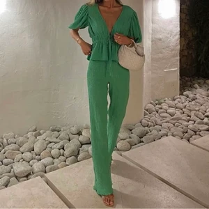 Grönt sett - Ett fantastiskt sett som sitter som en smäck. Använt cirka 5 gånger och är i toppskick. Säljer på grund av att det tyvärr inte kommer till användning längre💓