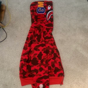 Bape shark hoodie - Helt ny  Storlek XL men sitter som M/L. Går priset över 1000 så betalar jag frakt! Tänk efter innan ni frågar , en äkta Bape för 800?