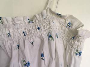 vit klänning med blåa blommor från h&m, storlek M. materialet är som en skjorta typ, banden går att justera! 💙 