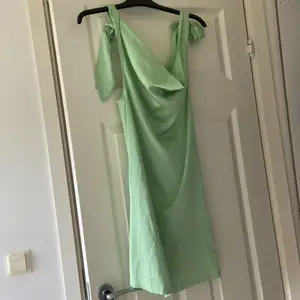 Grön kort klänning från ivy revel❤️ storlek s