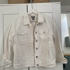 Jeansjacka  - Vit jeansjacka från Lindex, storlek XS