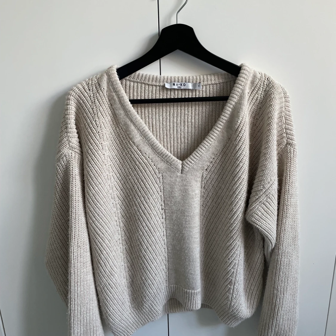 Stickad beige v-neckad från bik bok stl S