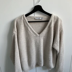 Stickad beige v-neckad från bik bok stl S - Något stor i storlek, passar en M lika bra. 
