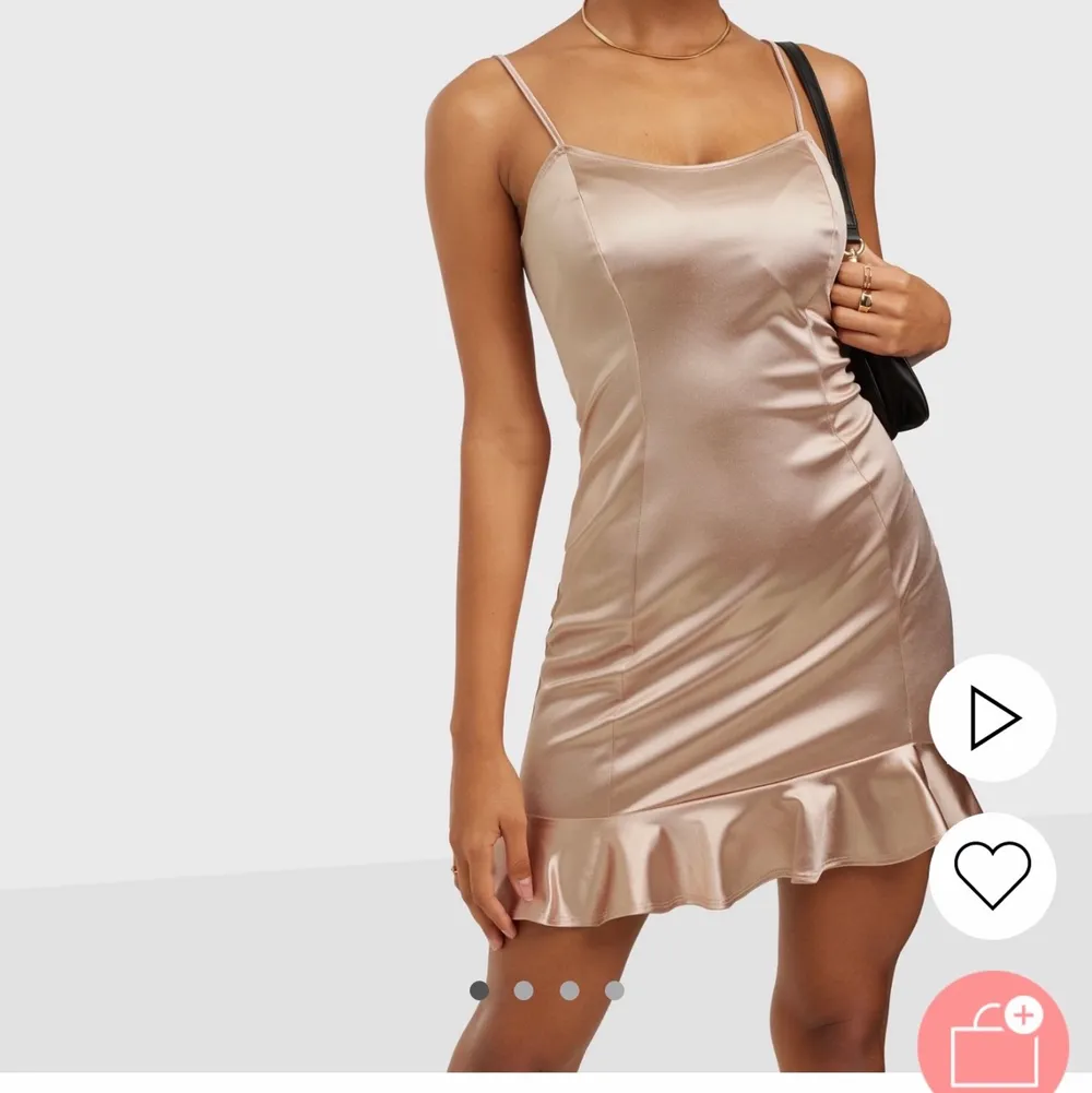 Säljer denna klänning som är slutsåld på Nelly! Endast använd 1 gång:). Klänningar.