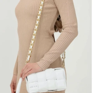 Marc Ellis väska  - Superfin väska från Marc Ellis. Kan användas som både axelremsväska eller kuvertväska. Den är aldrig använd. Köpt för ca 2000kr  Band samt dustbag medföljer:)  Ca 21cm bred  Ca 11cm hög  Skickas givetvis spårbar!