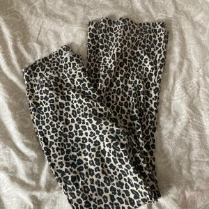 Leopard byxor - Jag säljer nu ett par leopardbyxit i st 146-152, säljer pga gör korta för mig. Superskönt material