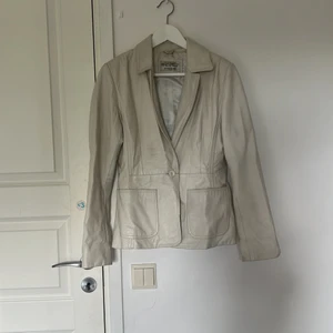 Jacka - Lite fläckig insida, men fläckfri utsida