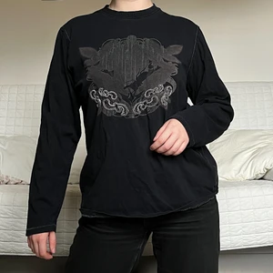 Svart T-shirt  - Säljer denna coola T-shirt med tryck på i storlek Large (passar mer M)❤️