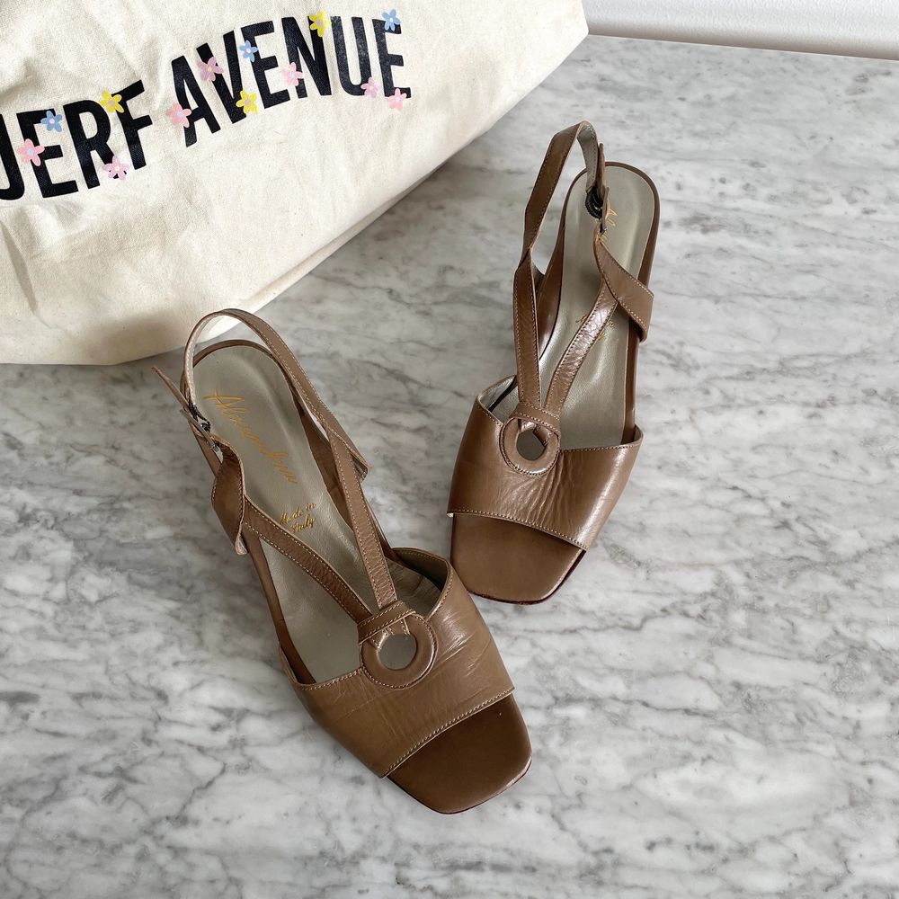 Vintage 90s 00s Y2K leather block heel squre toe sandal shoes in brown beige / taupe size 38  Real leather. Few tiny marks and scratches here and there, but nothing major. Cleaned. Label: 5,5. Fit better size 38-38,5. Heels: ca 5 cm. No returns.. Skor.