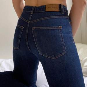 Utsvängda jeans från Monki storlek 26 avklippta nedtill. Knappt använda