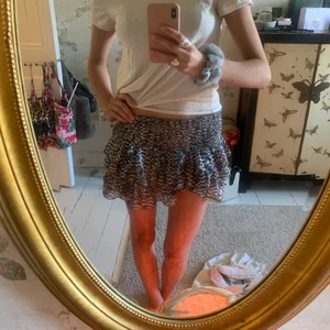 Kjol/ topp - Säljer den snyggaste kjolen, som även kan användas som topp!! Där är i coolt mönster och väldigt unik. Passar till fest och vardags ❤️