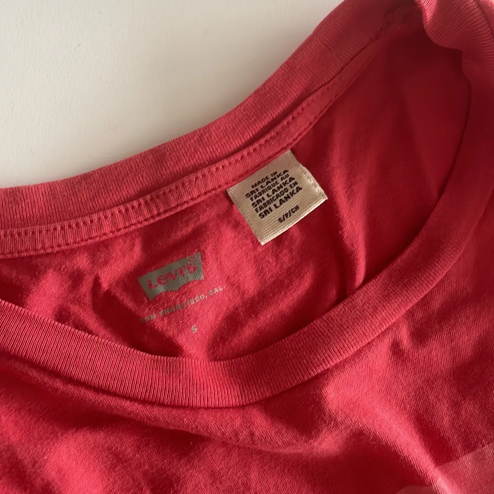 Röd och rosa tröja från Levi’s💗❤️. T-shirts.