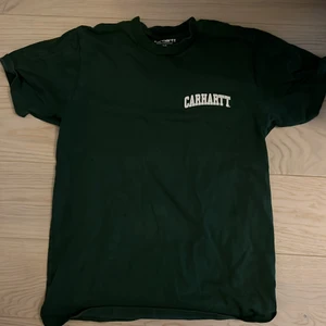 Carhart t-shirt - Använd 2 gånger och nypris är 600 kr och svåra att få tag i och storleken är Xs. Pris kan diskuteras 