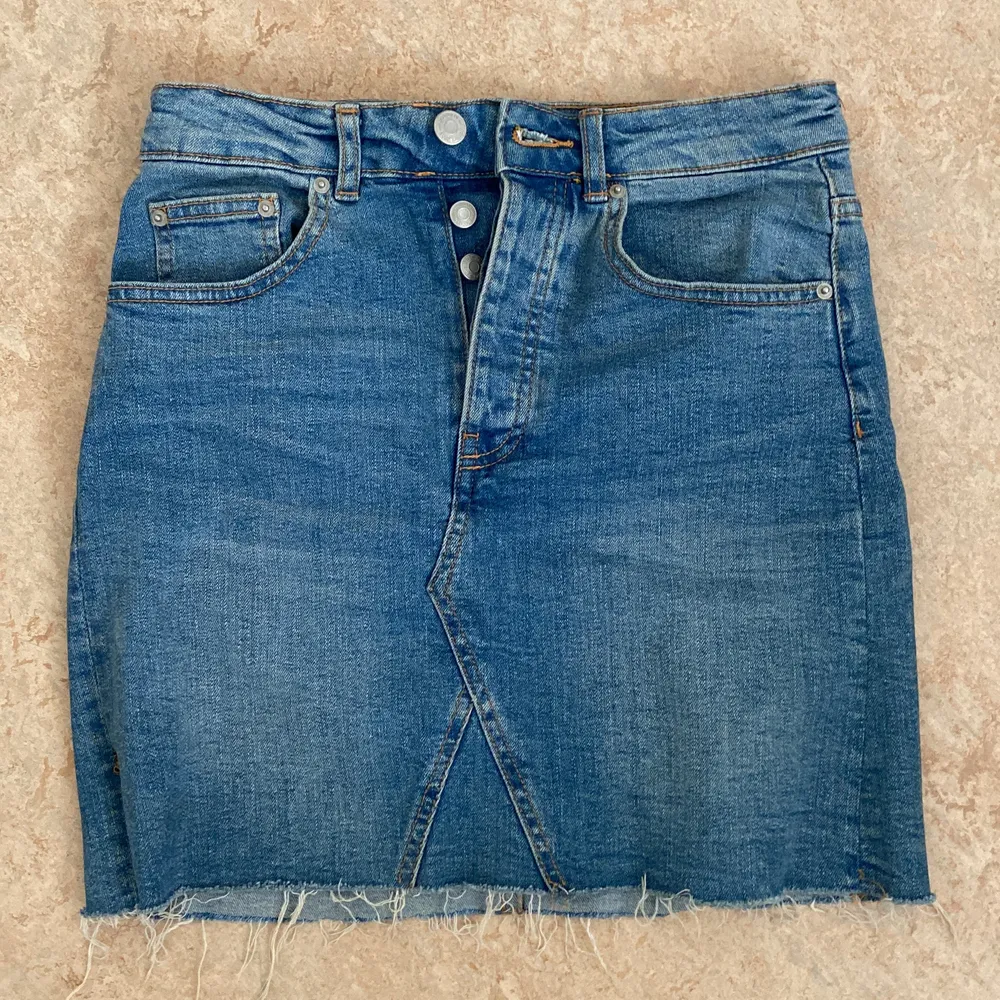 En blå jeans kjol men många knappar. Använt jätte några gånger. Men tycker tyvärr inte att jag passar i denna.. Ordinarie pris är 130 kronor. Du står för frakten.. Kjolar.