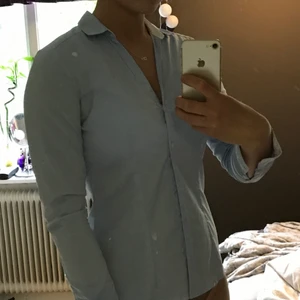 Ljusblå skjorta  - Ljusblå fin skjorta, från HM  Sparsamt använd  