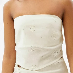 Topp - En topp från bershka i linnematerial. Köpt för cirka en månad sen men helt oanvänd. (Köparen står för frakt)