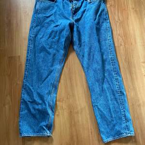 Blåa Jeans från Cubus med straight fit, snygga men idagsläget gillar jag mer vida byxor, om jag minns rätt så köpte jag dom för 600kr men dom är knappt använda.