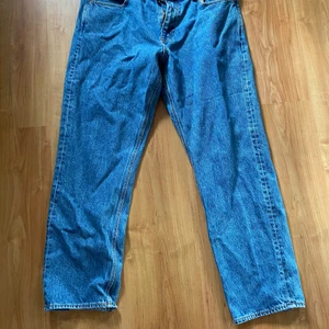 Blåa Jeans - Blåa Jeans från Cubus med straight fit, snygga men idagsläget gillar jag mer vida byxor, om jag minns rätt så köpte jag dom för 600kr men dom är knappt använda.