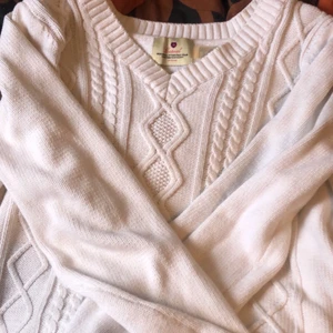 Jumper - Använd fåtal gånger men säljer pga att det inte är min stil längre. Storleken är lite oversized men skulle säga att den passar allt ifrån S/M/L beroende på hur du vill att den ska sitta. Skönt material!