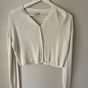 Vit kofta - Vit ribbad kofta som inte används