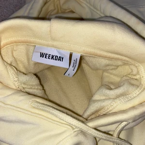 Hoodie  - Ljusgul hoodie från weekday, knappt använd 