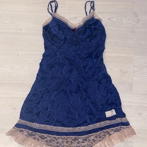 Odd molly nattlinne - Blått nattlinne i 100% silke från odd molly. Använd endast ett fåtal gånger då den tyvärr är för liten. Storlek 0 vilket är xsmall, men skulle säga att den även passar small beroende hur man önskar passform😊