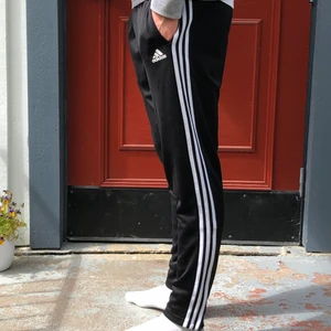 Adidas byxor  - Träningsbyxor, adidas bra skick storlek L, saknas snöre i byxan 