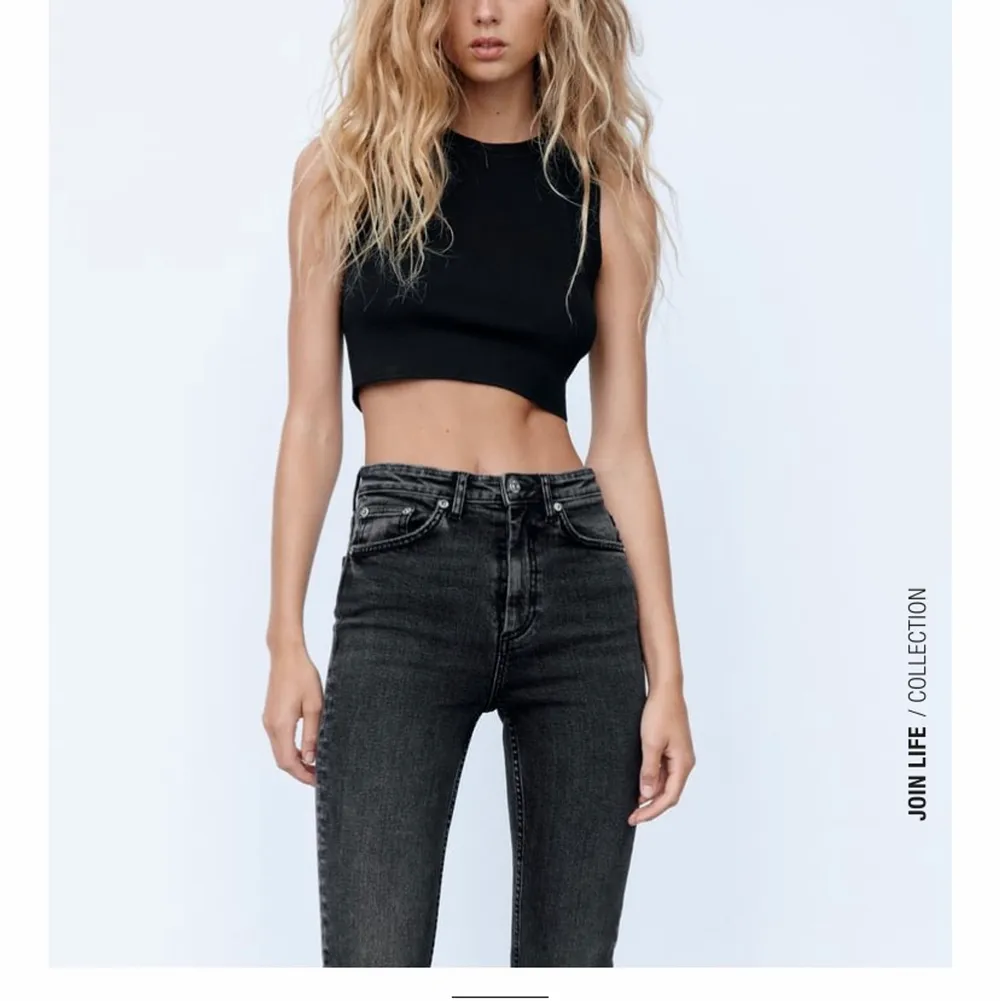 Helt oanvända ( prislapp kvar) Zara jeans jag tyvärr måste sälja. De var då för små för mig och jag hade inte möjligheten att lämna tillbaka dem🙁 Kan skickas mot fraktkostnad eller mötas upp i Valbo/ Gävle💖. Jeans & Byxor.