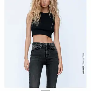 Helt oanvända ( prislapp kvar) Zara jeans jag tyvärr måste sälja. De var då för små för mig och jag hade inte möjligheten att lämna tillbaka dem🙁 Kan skickas mot fraktkostnad eller mötas upp i Valbo/ Gävle💖