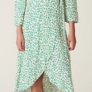 Ganni wrap dress - Mkt poppis Ganni wrap dress Strl M Framstår i super fint skick 