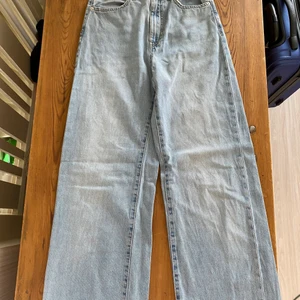 Jeans - Ett par högmidjade jeans ifrån lindex. Är ganska stretchiga.