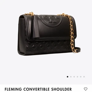 Tory Burch Väska - Black ’Fleming’ axelväska från Tory Burch. Gjord av läder. Fäst med en metall kick. Dustbag från Tory Burch tillkommer💜🧸 Använd fåtal gånger!