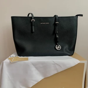 Michael Kors Väska - En stor Michael Kors väska som köptes för ett antal år sedan, säljs pga. att den inte kommer till användning, köpt för ungefär 4000kr. Fint skick men finns en mindre slitning längst nere (kan bifoga bild) inget man tänker på men går att fixa om så önskas.