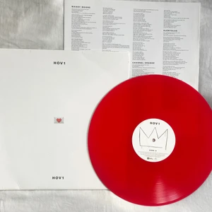 Vinylskiva Kärleksbrev - En vinylskiva med fodral samt tracklist från albumet Kärleksbrev av Hov1. Endast 1000 kopior tillgängliga i Sverige. Funkar både att spela samt ha som dekoration. Endast spelad en gång. Köparen står för frakten.