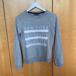 Grå sweater Gina Tricot - Grå sweater från Gina tricot i stl XS