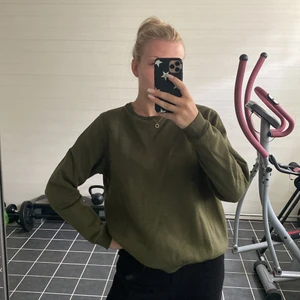 Grön sweatshirt  - Mörk grön sweatshirt💚 Den är i storlek L men den är som en oversized S. 