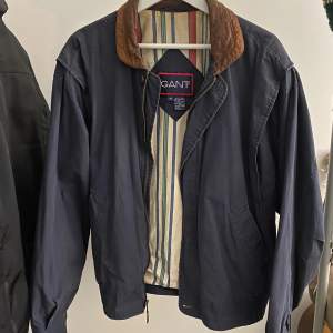 Vintage Gant jacka!  Snygga detaljer och fint skick! Köpt second hand. 