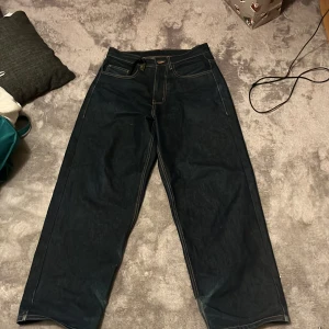 Bewider byxor mörkblåa - Bra byxor i bra skick tänker mig att jag kan sälja den från 400-550kr. Köpta för 900kr. 