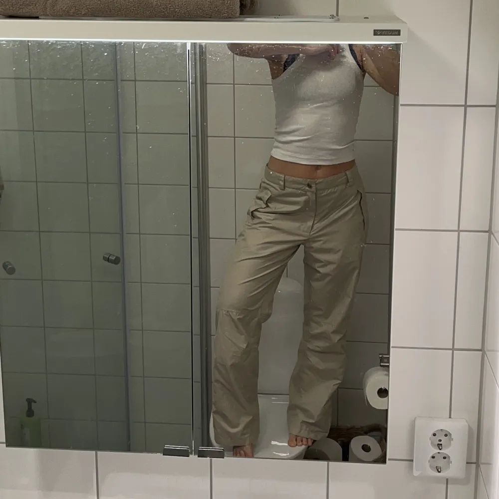 Såå snygga parachute pants/cargo pants! Är 36or, men skulle säga närmare 38. Resår över rumpan så går att dra åt för tajtare passform. Jag är 160 cm för längdreferens.🤍 vid fler intressenter startas budgivning!. Jeans & Byxor.