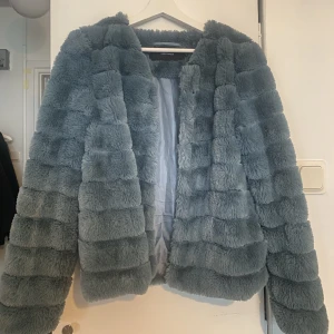 Pälsjacka från Veromoda - Petrolblå jacka från Veromoda. Storlek M men skulle även passa S. Använd 3-4 gånger, fint skick!